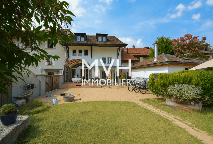 Bâtisse de charme, dépendances et beau terrain