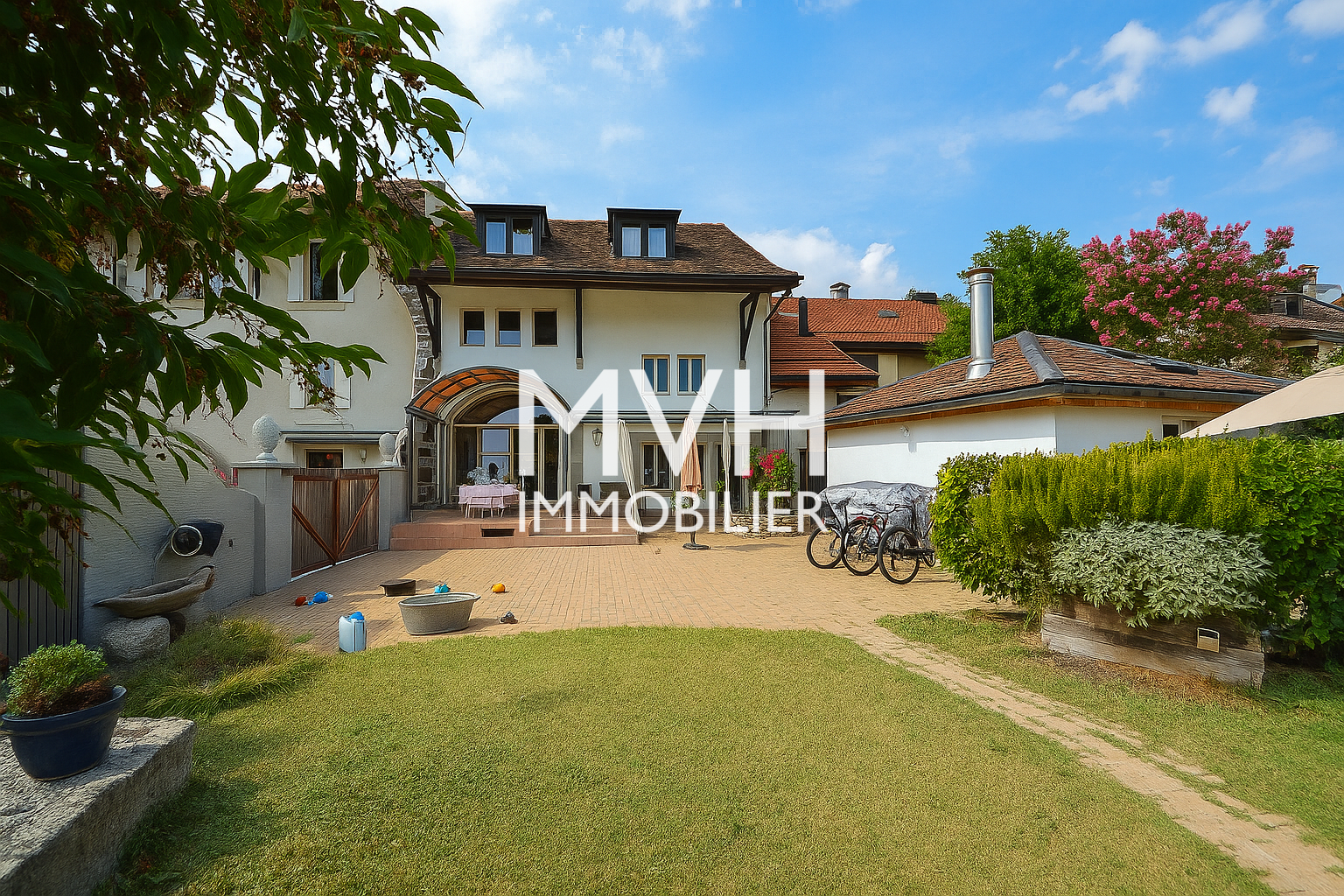 Bâtisse de charme, dépendances et beau terrain