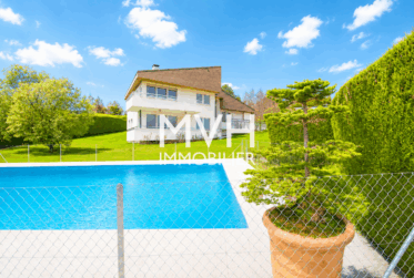 Villa avec piscine et vue lac