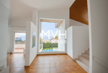 Villa avec piscine et vue lac