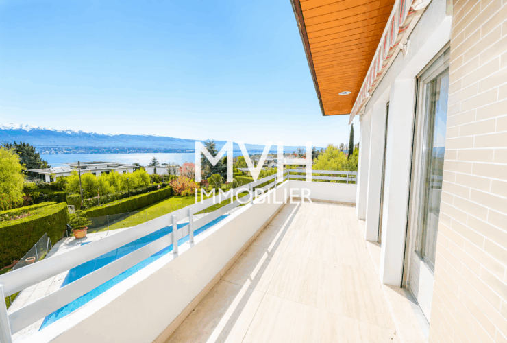 Villa avec piscine et vue lac