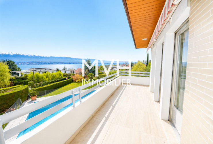 Villa avec piscine et vue lac